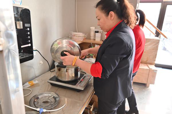 君（jun1）浩環（huán）保張總為（wéi）員工煮餃（jiǎo）子