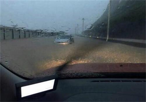 台灣暴雨路麵給水