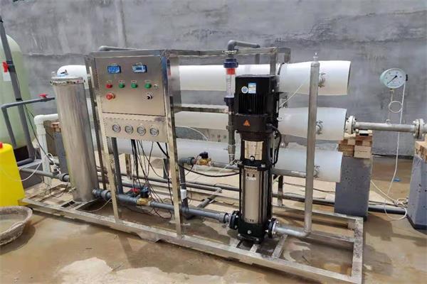 工業反滲（shèn）透設（shè）備.