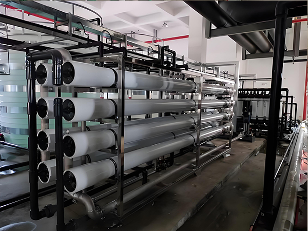 除鹽（yán）水設備生產廠家如何（hé）破解工業用水難（nán）題？ 