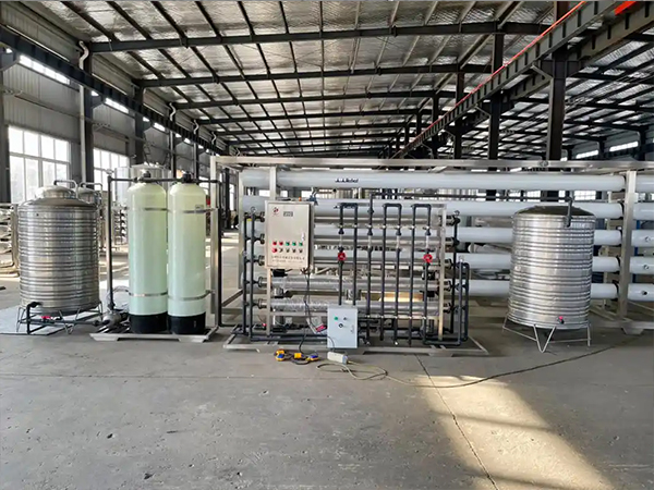 工業用水的&ldquo;守護者&rdquo;：反滲透水處理成套（tào）設（shè）備