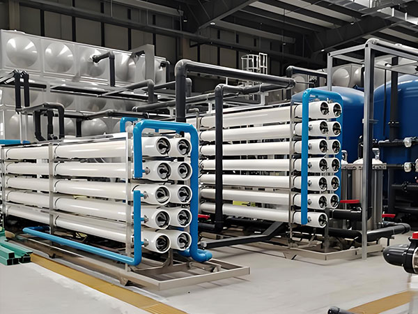 大型反滲透淨水設備：工業級（jí）水處（chù）理係統的可靠選（xuǎn）擇（zé）