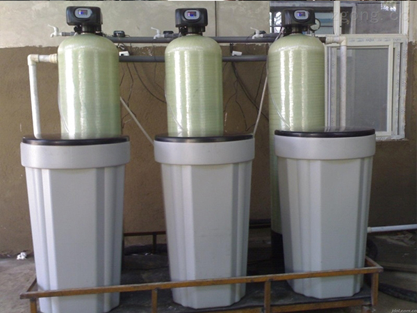 全自（zì）動軟化水（shuǐ）處理裝置怎（zěn）麽選型？